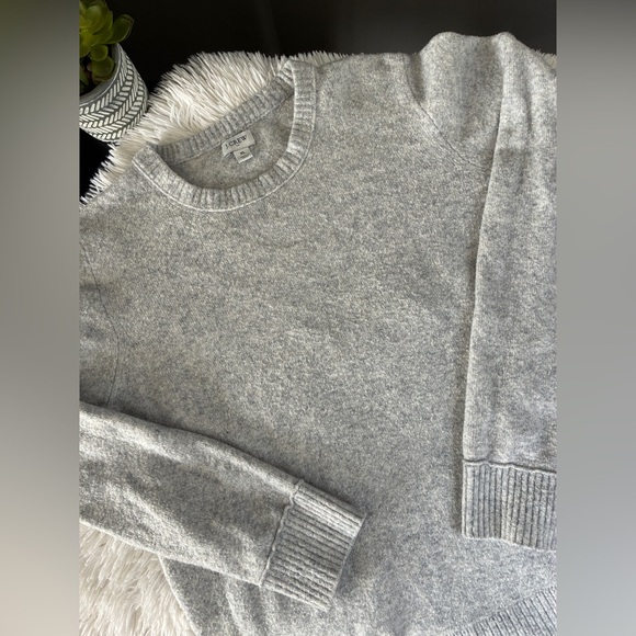 J. Crew Relaxed Gray Crewneck pullover Sweater 🩶 - Picture 5 of 11
